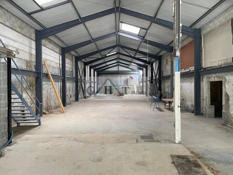 Entrepôt - 726 m²
