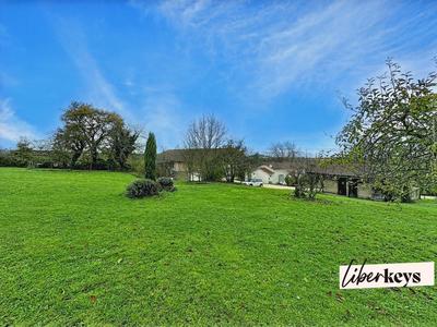 Propriété - 212 m² - 9 pièces