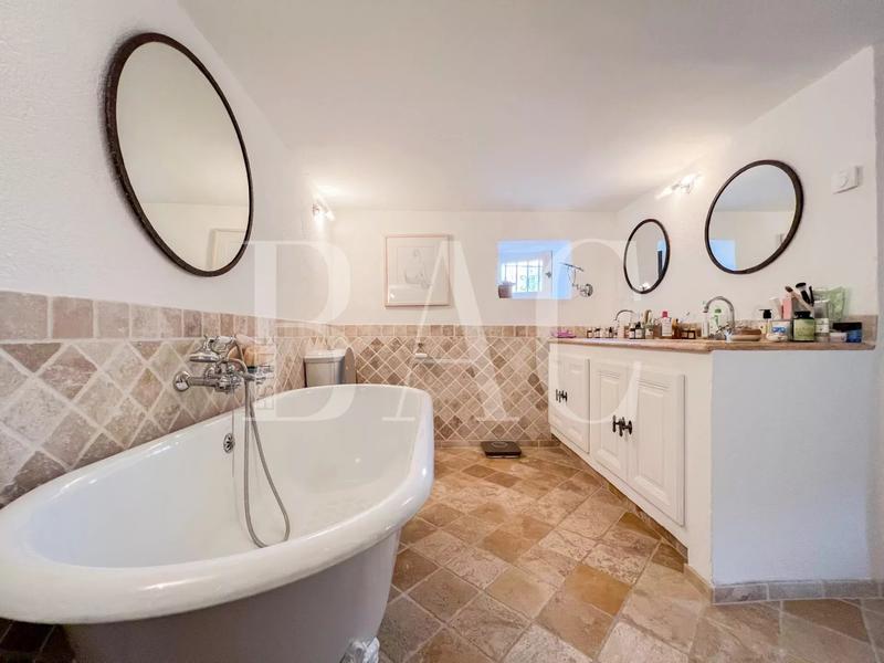 Villa - 300 m² - 8 pièces