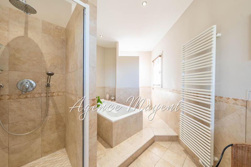 Maison - 220 m² - 5 pièces