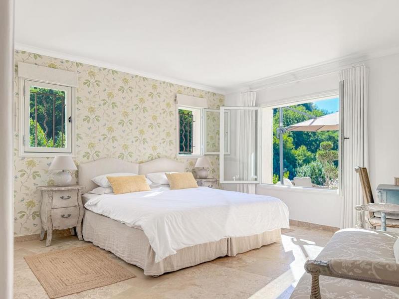 Maison - 250 m² - 6 pièces