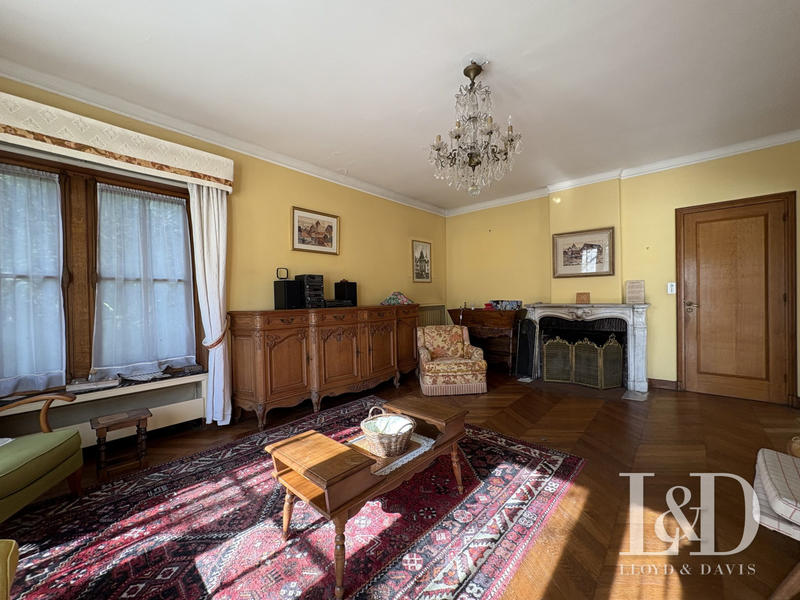 Maison traditionnelle - 280 m² - 10 pièces