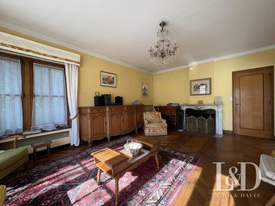 Maison traditionnelle - 280 m² - 10 pièces