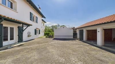 Maison - 270 m² - 13 pièces