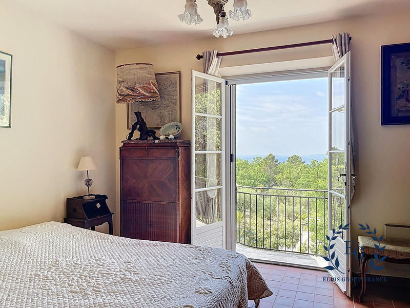 Maison traditionnelle - 218 m² - 6 pièces