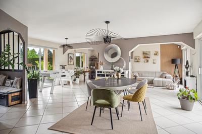 Maison - 200 m² - 8 pièces