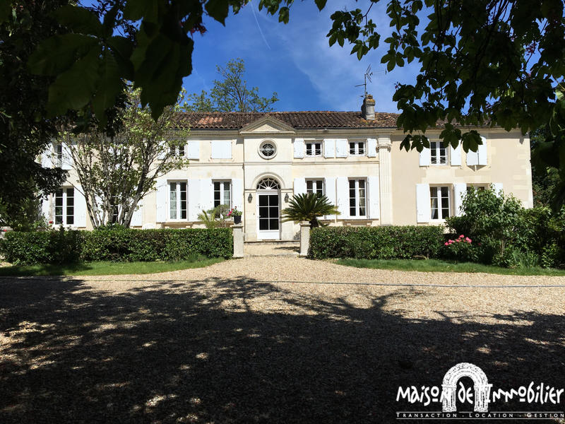 Maison - 233 m² - 9 pièces