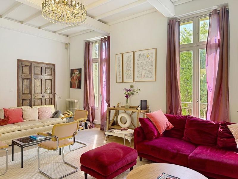 Propriété - 270 m² - 9 pièces