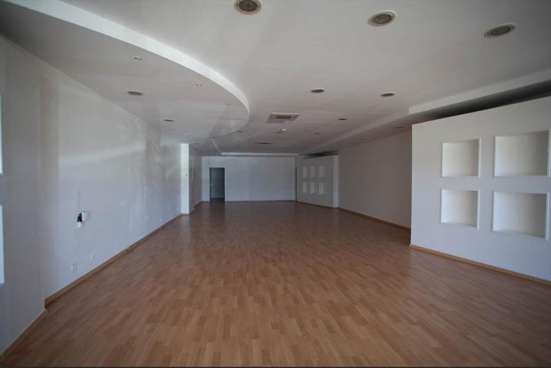 Local commercial - 140 m² - 1 pièce