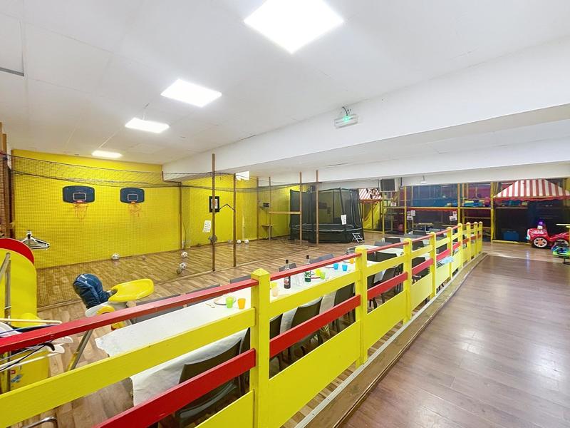 Local commercial - 790 m² - 9 pièces