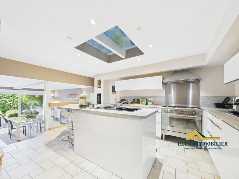 Maison - 229 m² - 8 pièces