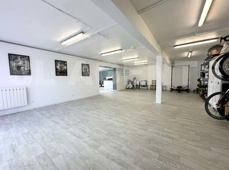 Maison jumelée - 254 m² - 9 pièces