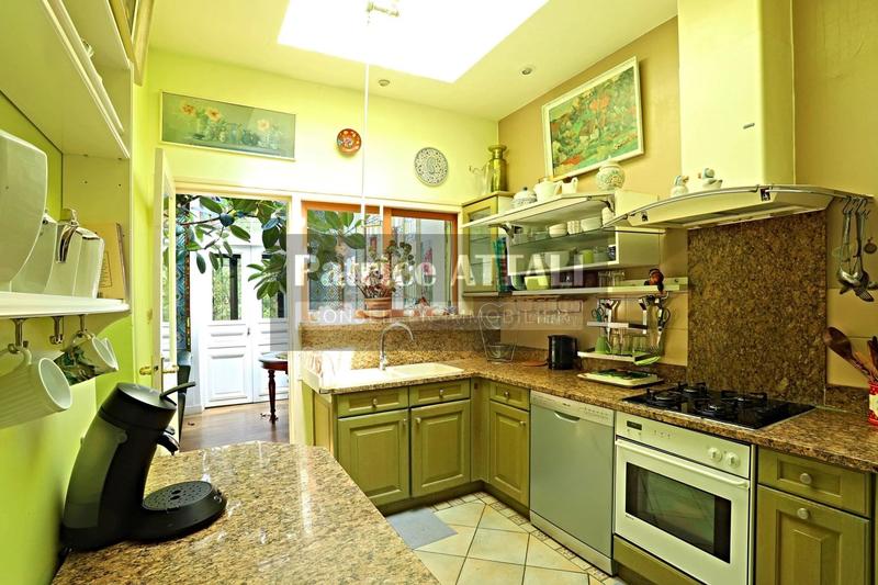 Maison - 420 m² - 12 pièces