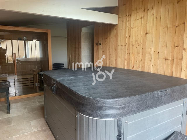 Propriété - 250 m² - 9 pièces