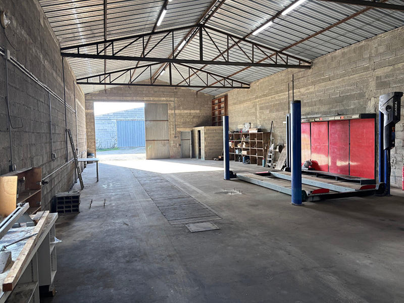 Local d'activité / Entrepôt - 210 m²