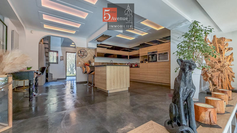 Maison - 260 m² - 7 pièces