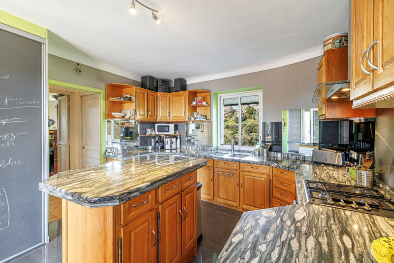 Maison - 205 m² - 6 pièces