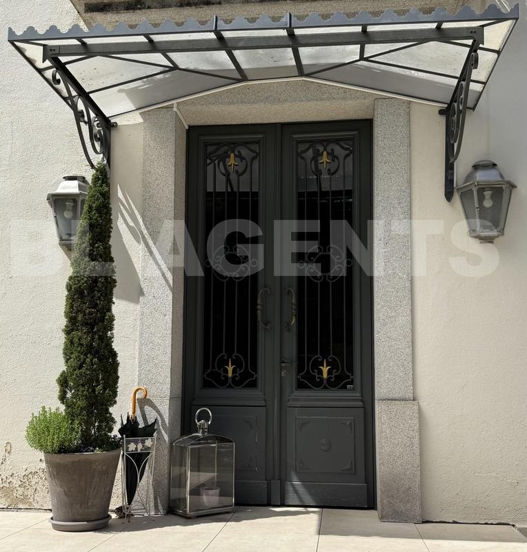 Demeure - 268 m² - 9 pièces