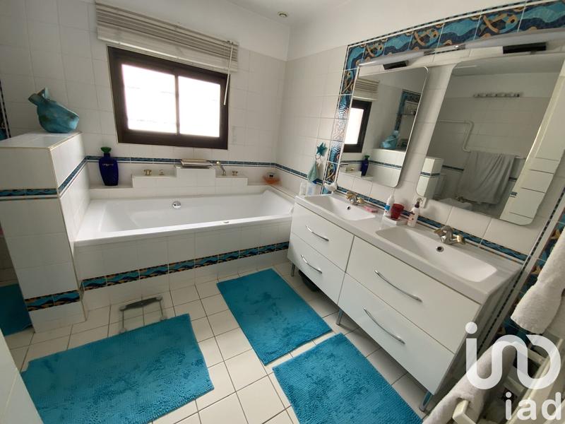 Maison - 230 m² - 8 pièces