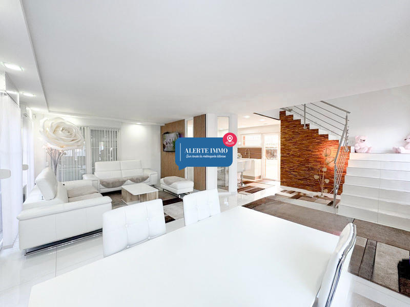 Maison - 208 m² - 10 pièces