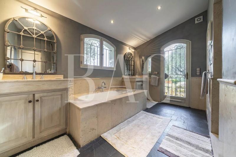 Villa - 250 m² - 6 pièces