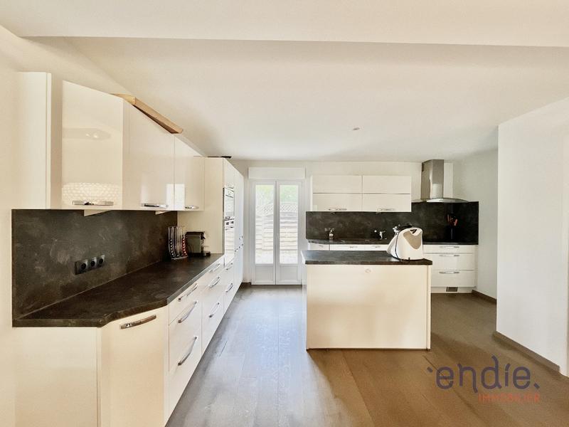 Maison - 275 m² - 8 pièces