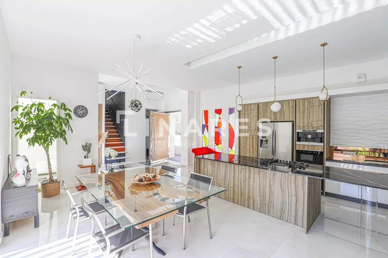 Maison - 280 m² - 4 pièces