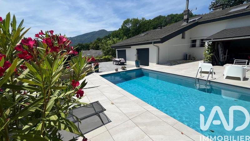 Maison - 243 m² - 9 pièces