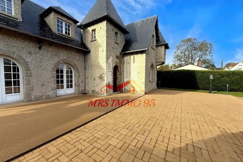 Propriété - 216 m² - 9 pièces