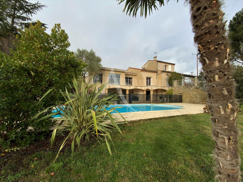 Maison - 219 m² - 7 pièces