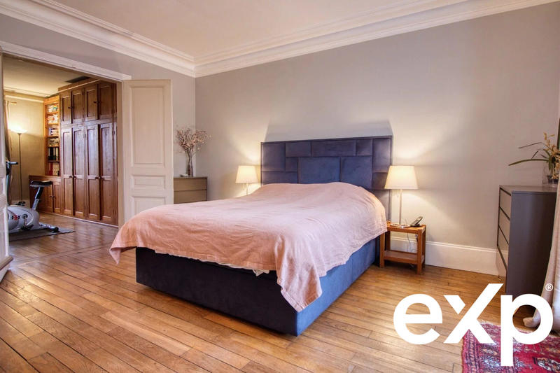 Maison - 220 m² - 11 pièces