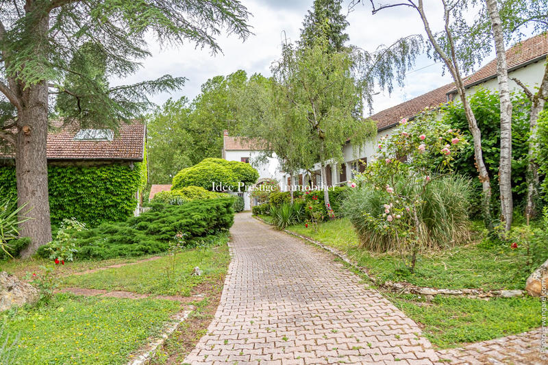 Maison - 2 426 m² - 80 pièces