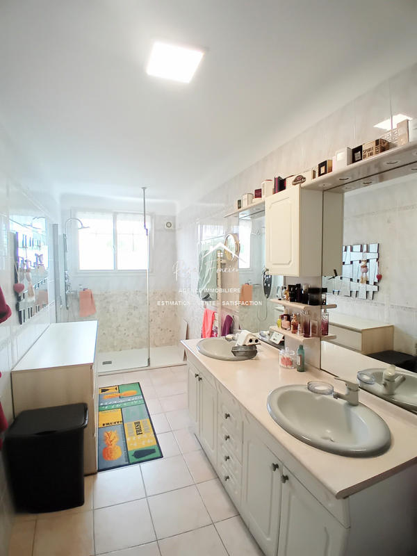 Maison traditionnelle - 296 m² - 12 pièces