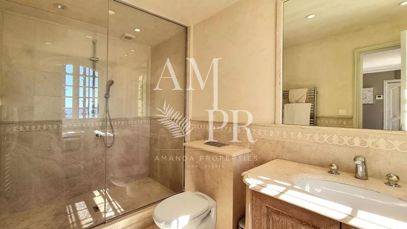 Maison - 273 m² - 7 pièces