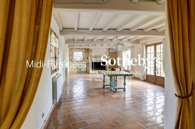 Maison - 256 m² - 7 pièces