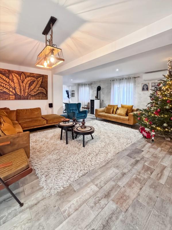 Demeure - 209 m² - 8 pièces