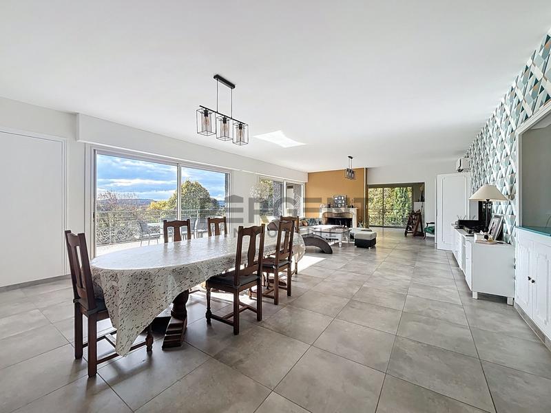 Maison - 304 m² - 9 pièces