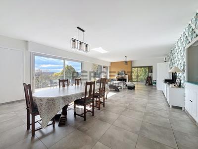 Maison - 304 m² - 9 pièces