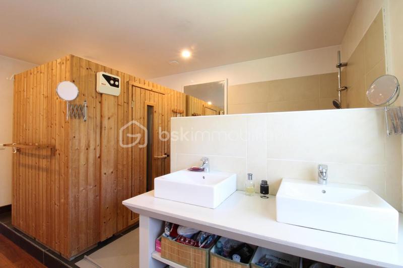 Maison - 238 m² - 7 pièces