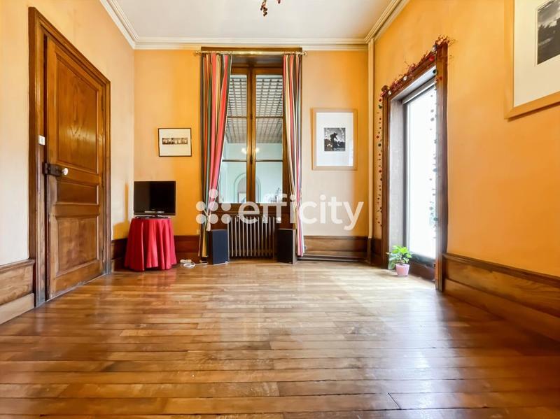 Maison - 223 m² - 9 pièces