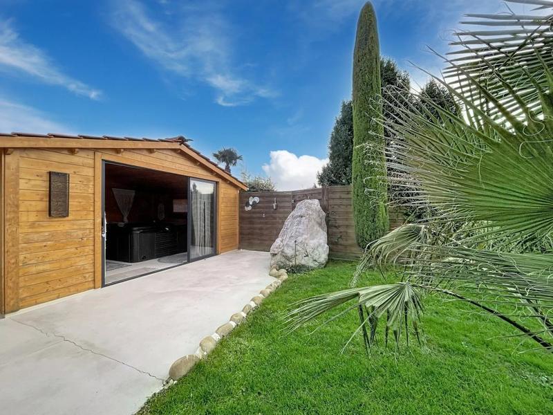 Maison - 310 m² - 11 pièces