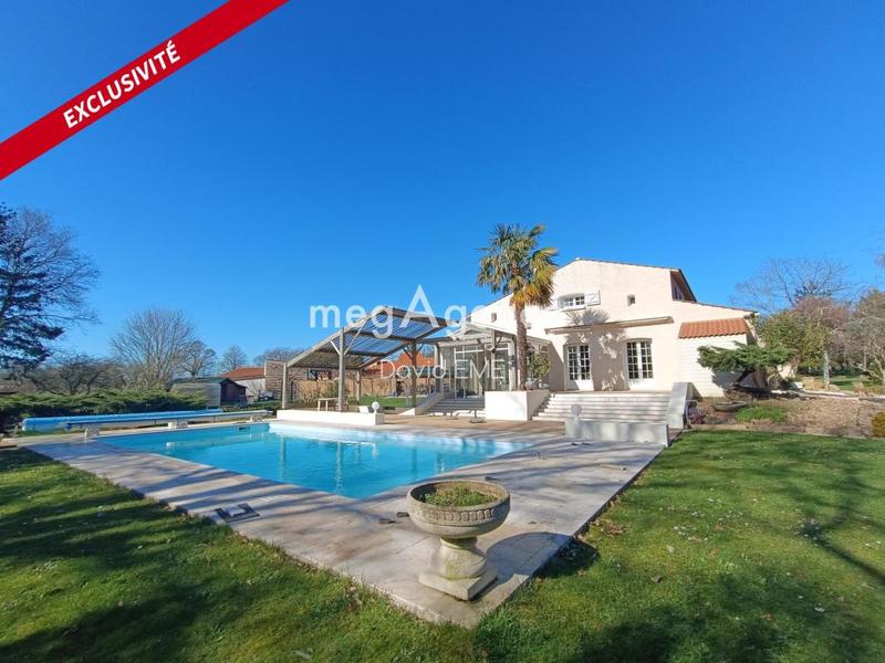 Maison traditionnelle - 212 m² - 8 pièces