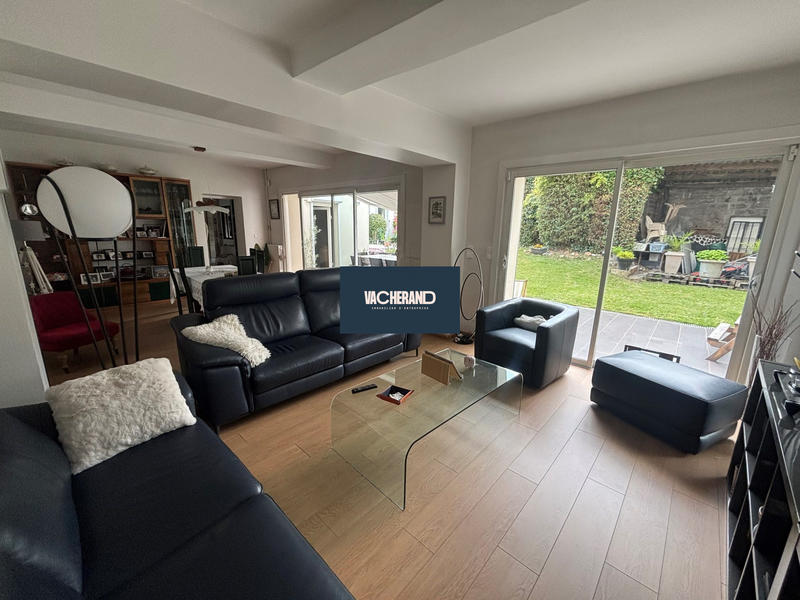 Maison - 219 m² - 9 pièces