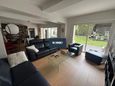 Maison - 219 m² - 9 pièces