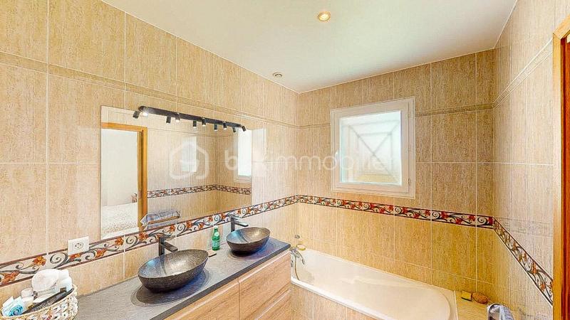 Propriété - 375 m² - 11 pièces