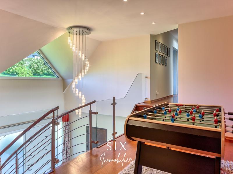 Maison - 270 m² - 9 pièces