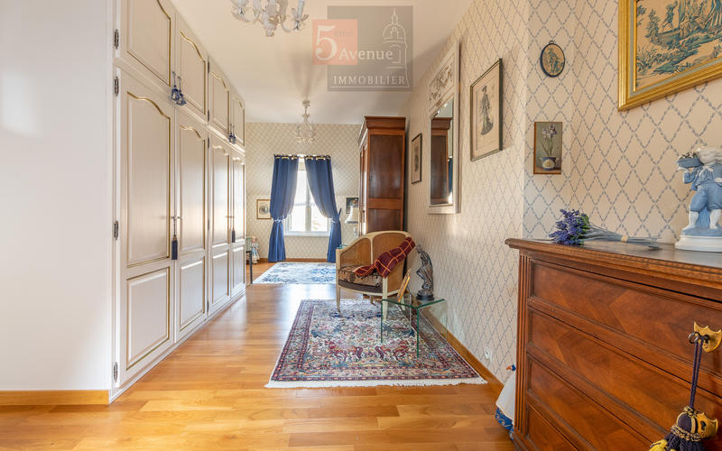 Maison - 290 m² - 8 pièces