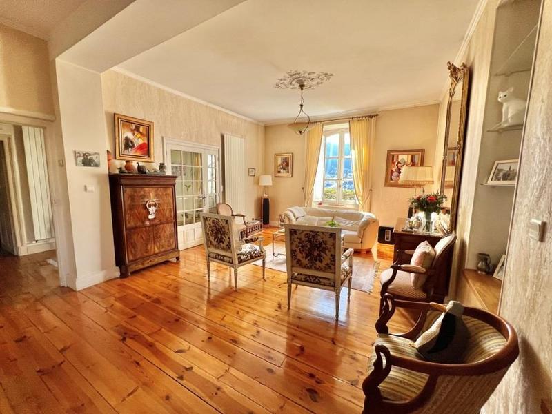 Maison - 232 m² - 11 pièces