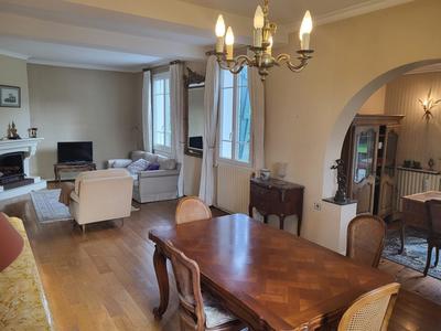 Maison - 220 m² - 8 pièces