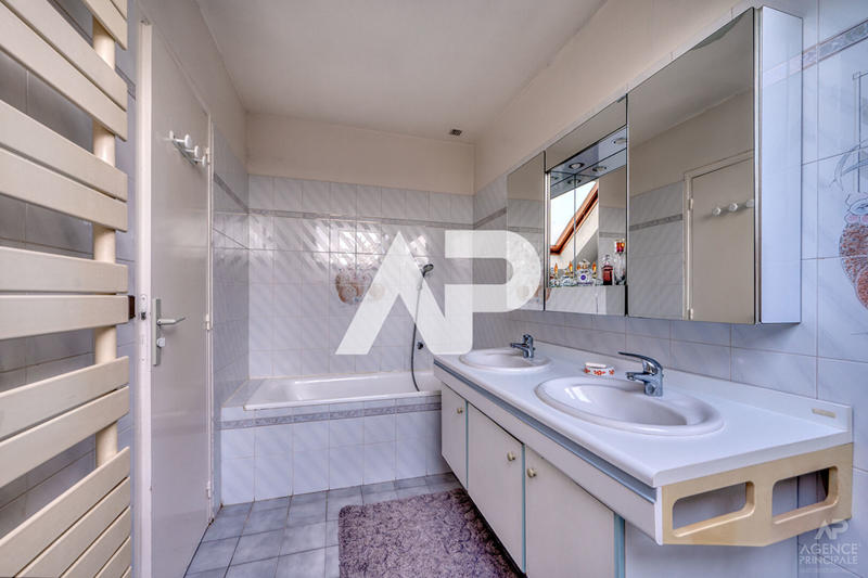 Maison - 171 m² - 7 pièces